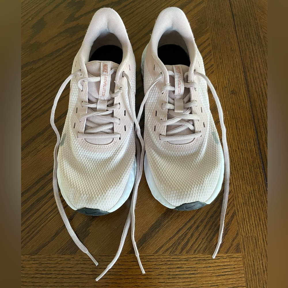 Nike women’s beige pink running sneakers size US 9 BQ3207-600